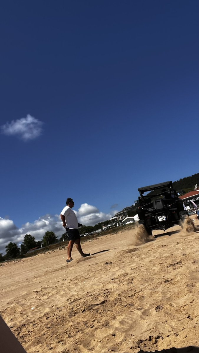 ddidemdede's tweet photo. Plaj mı offroad yarış pisti mi belli değil! #şile #kumbaba @IBBcozummerkezi @silebld kurallara uyulmuyor, caydırıcı cezalar nerde? https://t.co/gsy3zAtTqQ