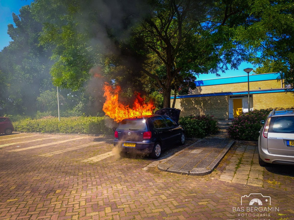 pers0251's tweet photo. Woensdagmiddag rond kwart over één is aan de Wijk aan Duinerweg in #Beverwijk een auto in #brand gevlogen.
De auto stond meteen helemaal in brand, met hoge #vlammen. Andere auto's raakten niet beschadigd.
Hoe de brand kon ontstaan is nog niet duidelijk. https://t.co/3F6r53ngSX