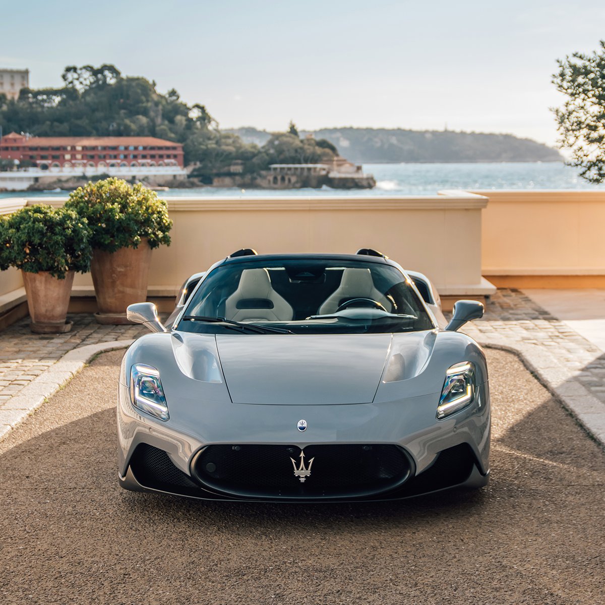 Maserati_HQ's tweet photo. A Trident or a crown? Meet Her Majesty the MC20 Cielo.​
#MaseratiMC20Cielo #Maserati https://t.co/Iv5xMKURwa