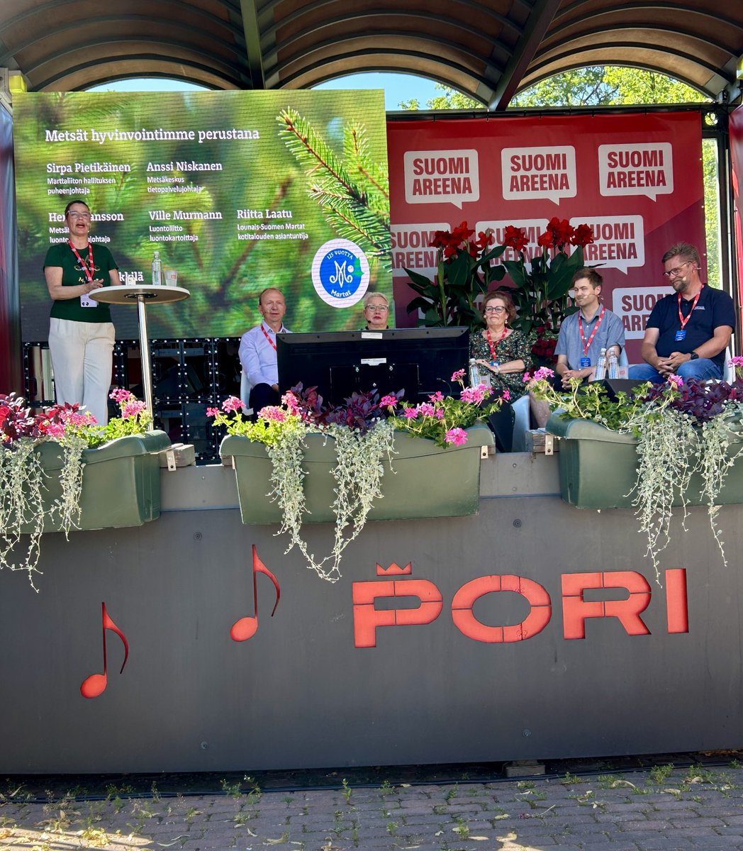 SuomiAreenan lavalla ⁦<a href="/Marttaliitto/">Marttaliitto</a>⁩ keskustelun aiheena metsät hyvinvointimme perustana. Keskustelussa esillä monta kulmaa: metsä on työtä, turvaa, kotoutumista, virkistystä, terveyttä, ravintoa, lajien koti. Mukana myös ⁦<a href="/Metsahallitus/">Metsähallitus</a>⁩ ⁦<a href="/hetuwiku/">Henrik Jansson</a>⁩