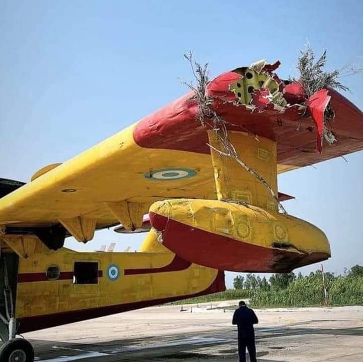 ✈️ Hier, lors d’un #incendie, un #Canadair grec de type CL-215 est entré en collision avec la cime des pins, lors de sa phase de largage.

Heureusement, l’#incident n’ayant pas créé de dommages au-delà de l’aile gauche, l’avion et ses pilotes ont pu regagner leur base.

Il