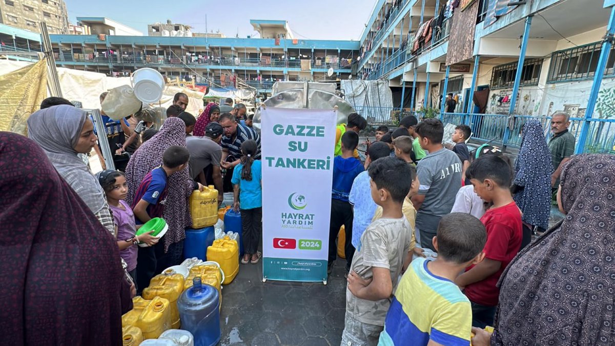 yetimekardesol's tweet photo. Zalim ve Katil israilin zulmünden kamplara okullara sığınan ve kırsalda yaşayan Kahraman Gazze halkına Tankerlerle temiz su ulaştırdık. 

Desteklerinizle dağıtımlarımız devam ediyor. Havaların aşırı ısınmasıyla suya her zamankinden daha ziyade ihtiyaç var

https://t.co/xBBMyPaz53 https://t.co/8Y9eyCa48o