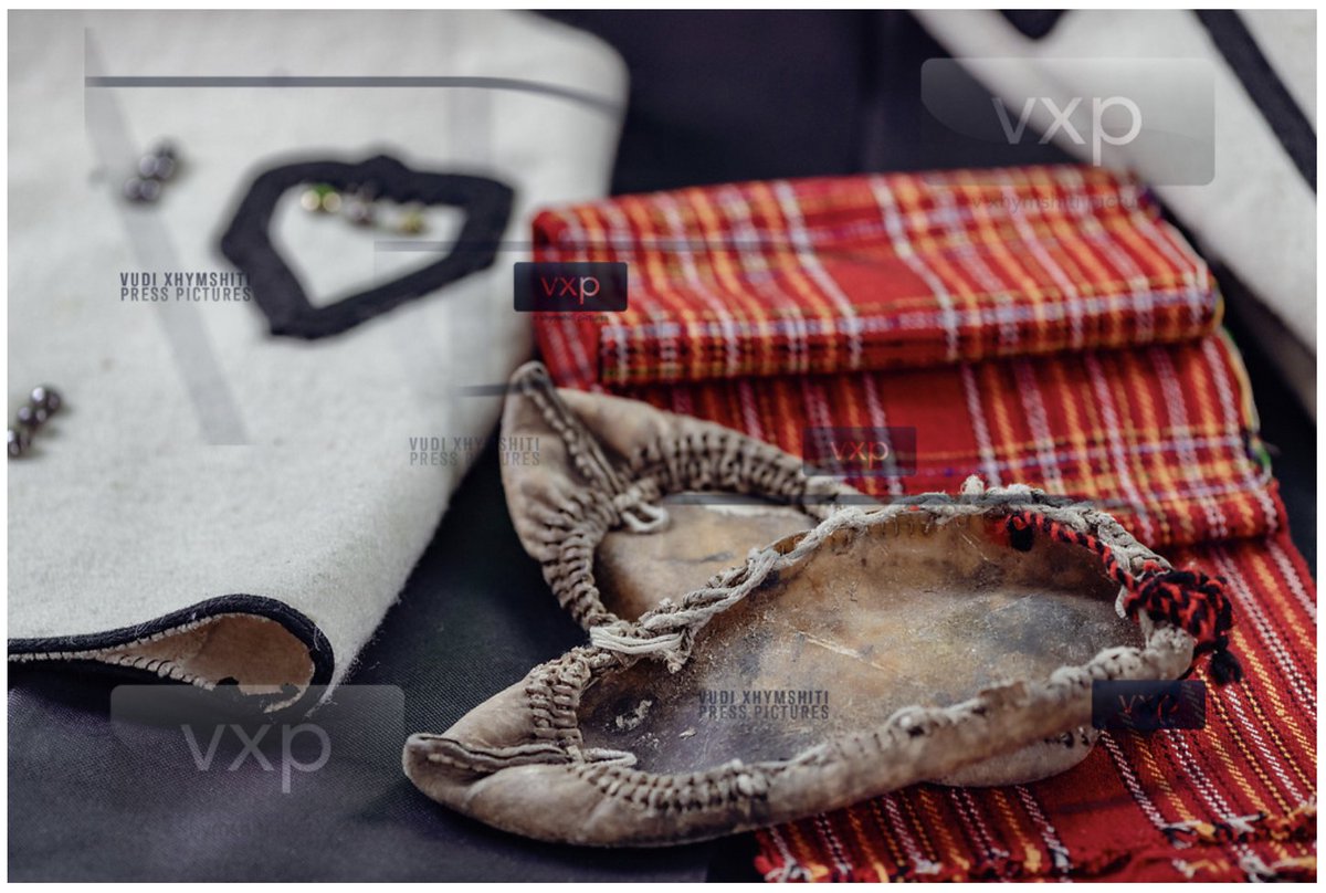 Etnofoto's tweet photo. This is an Albanian traditional outfit set worn by men, made of white sheep's wool. It includes trousers called "zhguni,", a pair of Opinga made of cow skin and a waistband. https://t.co/JCJDZJtND9