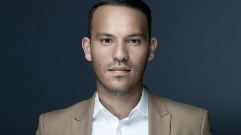 "Sale arabe", "racaille": le journaliste Mohamed Bouhafsi victime de messages racistes bfmtv.com/societe/sale-a…