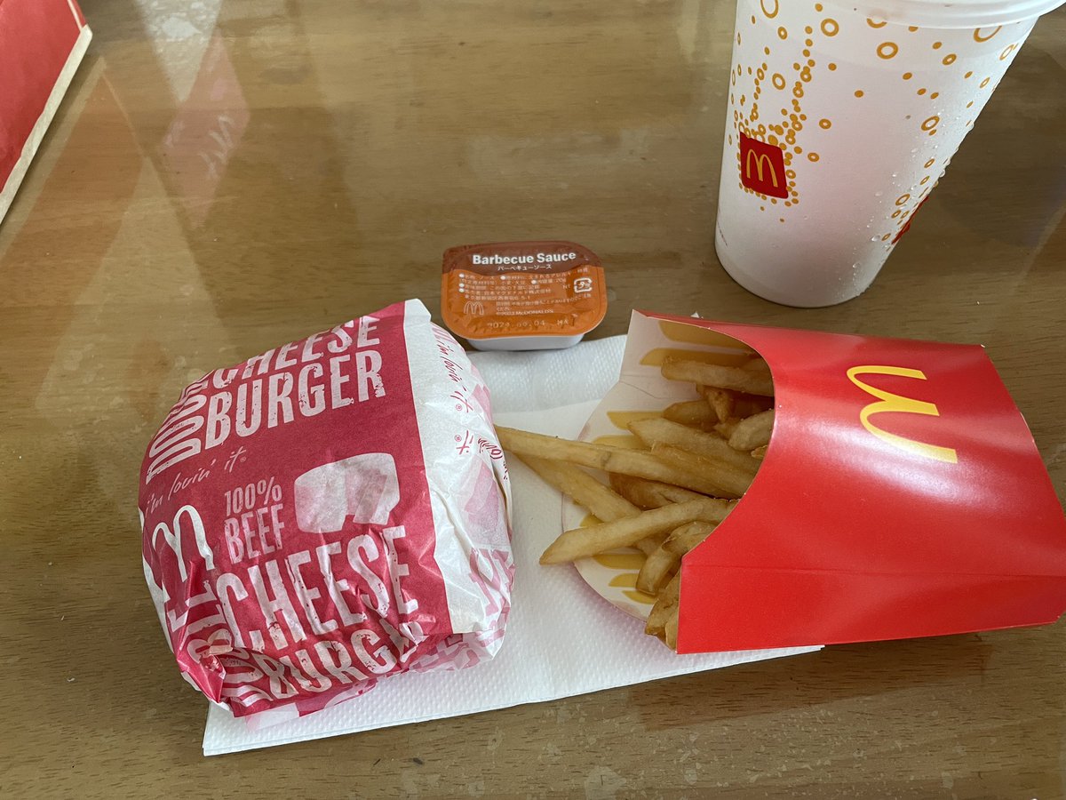 moi72849448's tweet photo. 今日のごはん

朝　　レモン水、水、お茶、みそ汁、
　　　ごはん、おかず
昼　　マック
間食　ルイボスティー、おにぎり
夜　　トマトジュー酢

#プチダイエット https://t.co/TVd27swRed