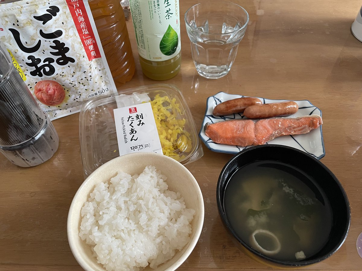 moi72849448's tweet photo. 今日のごはん

朝　　レモン水、水、お茶、みそ汁、
　　　ごはん、おかず
昼　　マック
間食　ルイボスティー、おにぎり
夜　　トマトジュー酢

#プチダイエット https://t.co/TVd27swRed