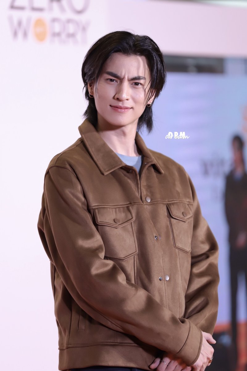 แฟนคลับ : กลัฟหล่อมากก~~ 😳
G said : ผมยังไม่ได้ทำอะไรเลย~ 🤨

แค่ยืนเฉยๆก็หล่อแล้วค้าบบบ 👏🏻🥰  

#VitanaturePlusEventxGulf
#GulfKanawut <a href="/gulfkanawut/">gulfkanawut</a>
#DRMdream