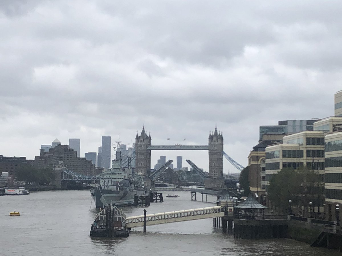 UKLondonWalker's tweet photo. 曇りのロンドン🇬🇧
ロンドンブリッジからタワーブリッジを。
一日に何回か開くので見れたらラッキー🤞 https://t.co/lgtoEuIqW5