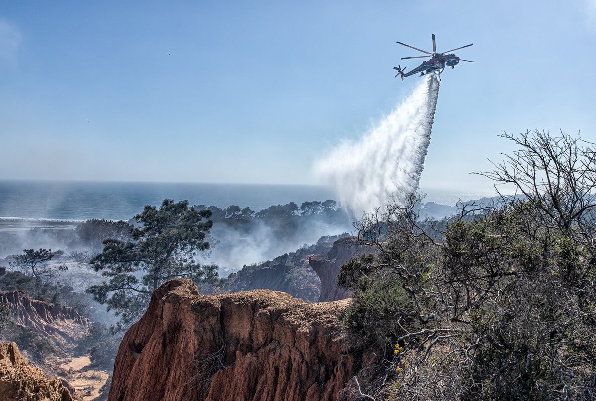 Stever1552Steve's tweet photo. 20 acre #brush #fire in San Diego, Del Mar area threatened homes Tuesday. #helitanker729 from #SDGE @EricksonInc #aircrane #skycrane #sikorsky #delmarheights #delmarfire @SkyMaverickSDGE #SanDiegoWX #SDFD #airattack #brushfire #canonusa https://t.co/9Jlvph2T5y