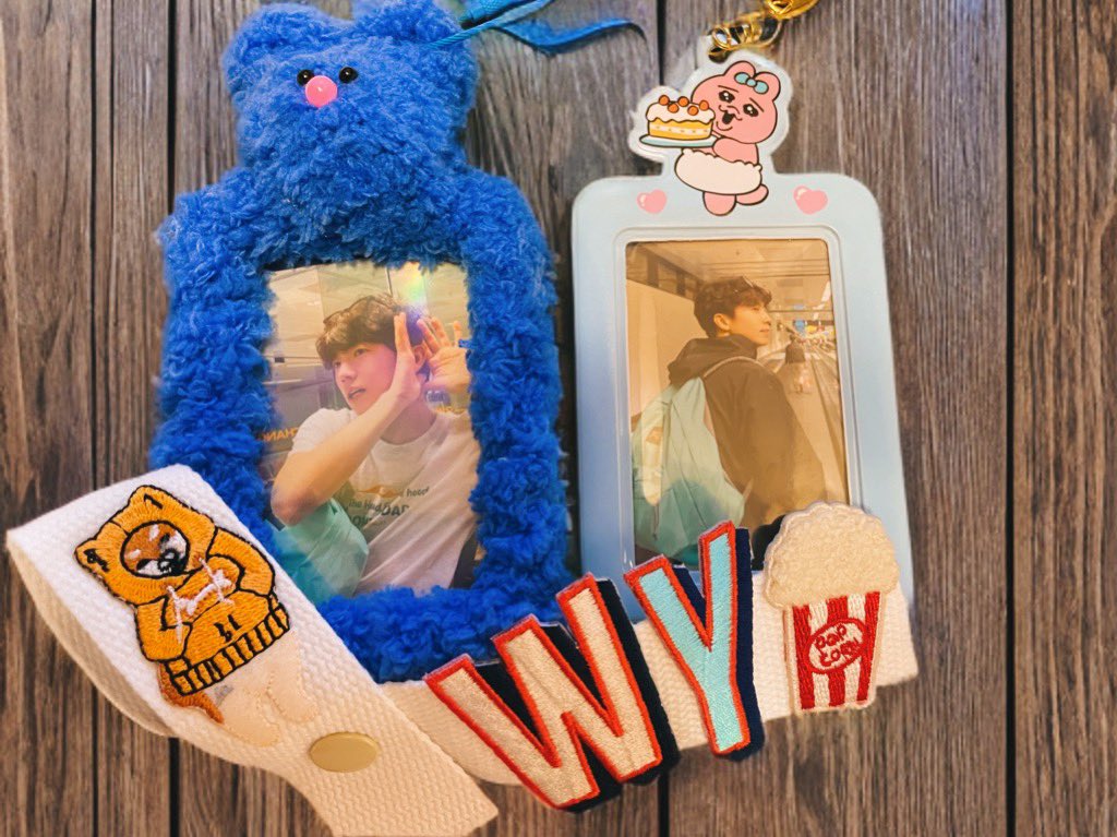 jwy_hope_sato's tweet photo. かわいい💙トレカケース買って😍
かわいい💙ネームタッセル作ってきた🐥
#2PM #WOOYOUNG
#NamStudio #Pippi https://t.co/TjvZvd918q