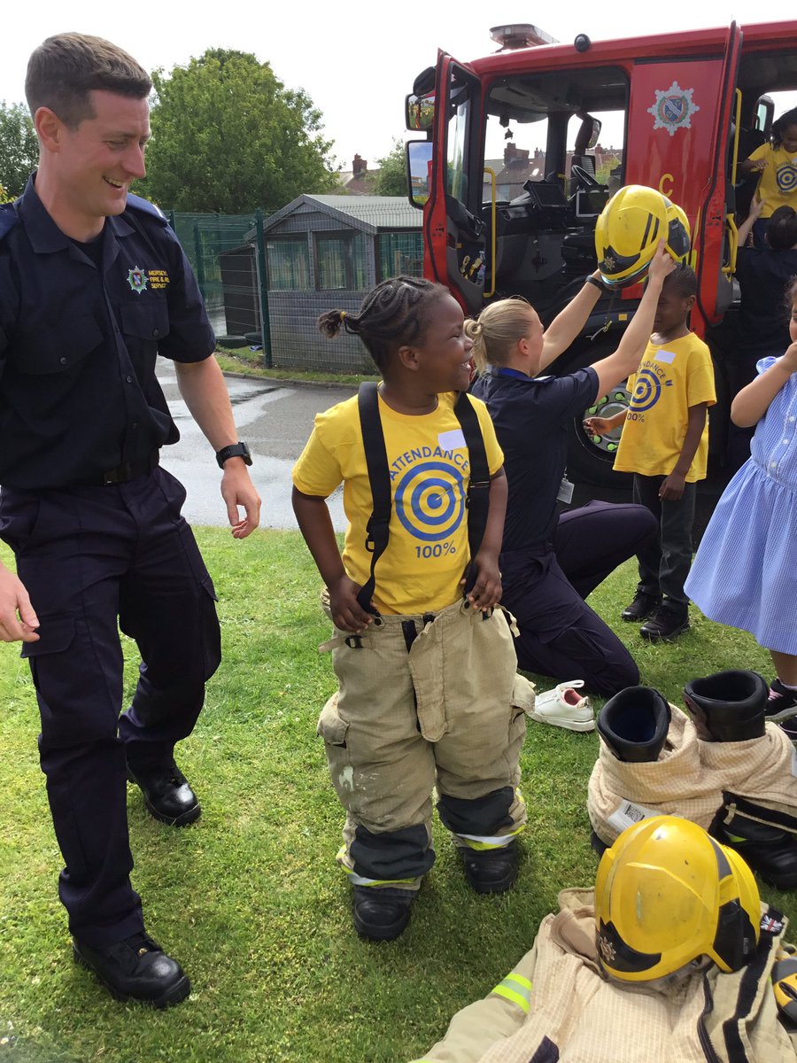 StmThinkers's tweet photo. We met some firefighters yesterday. We got to sit inside the fire engine. #STMAspireandachieve https://t.co/aw1EixZnOr