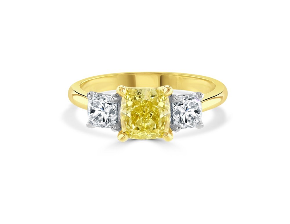 MandCoJewellers's tweet image. Perfect for a super sunny day - our stunning platinum and yellow gold yellow and white diamond trilogy ring is setting our hearts a flutter this afternoon!

#trilogyring #yellowdiamondring #heatwave