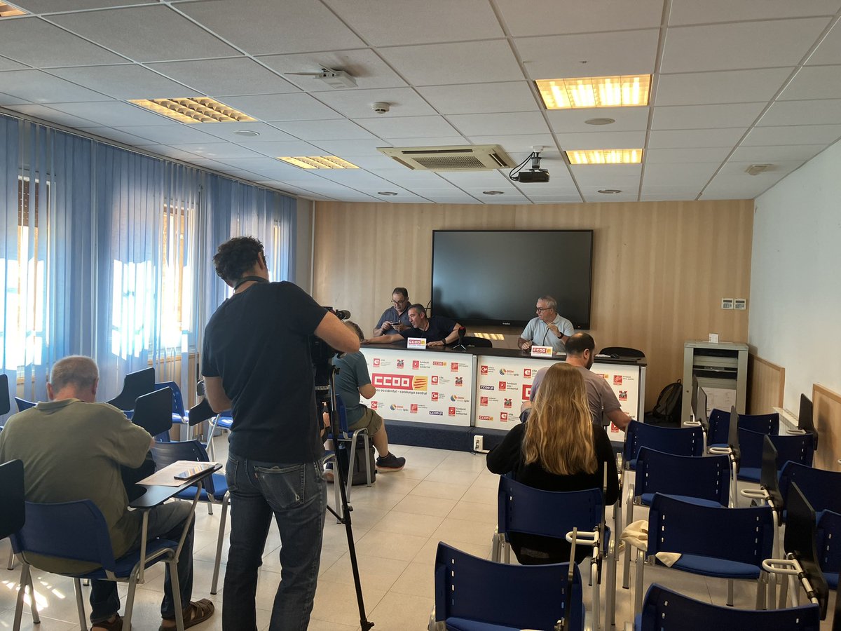ccoo_vocc_catc's tweet photo. El sindicat d’educació de @ccoo_vocc_catc presenta en roda de premsa una resolució que portarà al plé de l’ajuntament de Terrassa sobre les prestacions econòmiques per activistas d’estiu i activitats extraescolars per acabar amb les desigualtats en els temps no lectius https://t.co/X0xls2jJZC