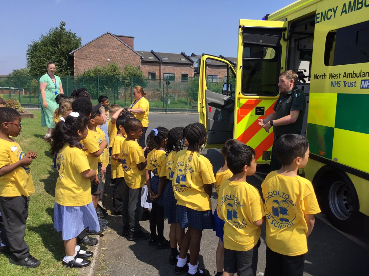 StmThinkers's tweet photo. We met Lewis the paramedic. He even showed us around his ambulance. #STMAspireandachieve https://t.co/2MfQcfifqv