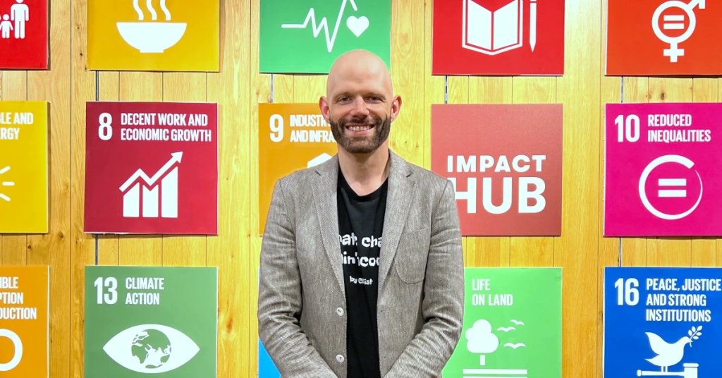 SGglobalnetwork's tweet image. Meet John-Paul Parmigiani (@JPARMIGIANI), a US graduate of @LKYSch and co-founder of @ihnymetro &amp;amp; @ImpactHubAccra empowering thousands of global changemakers 💪

Read his story here: bit.ly/3VSrHhm

#impacthub #changemaker #Leadership #Innovation