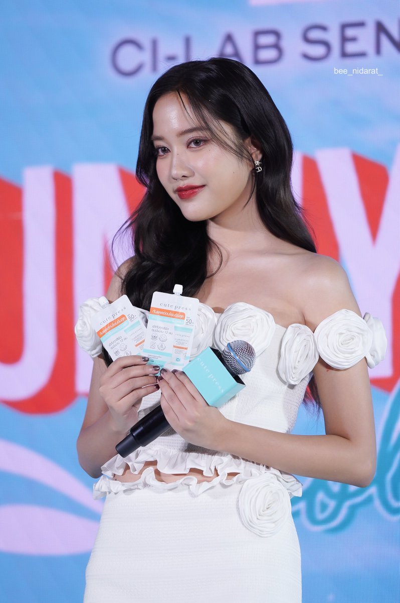 bee_nidarat_'s tweet photo. พรีเซ็นเตอร์ที่สวยขนาดนี้เป็นของเกิร์ลฟรีนนะคะ🥰
#srchafreen #FreenSarocha #CiLabEventwithFreen https://t.co/DjaS7w4Hoi