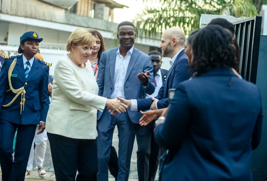 SGglobalnetwork's tweet image. Meet John-Paul Parmigiani (@JPARMIGIANI), a US graduate of @LKYSch and co-founder of @ihnymetro &amp;amp; @ImpactHubAccra empowering thousands of global changemakers 💪

Read his story here: bit.ly/3VSrHhm

#impacthub #changemaker #Leadership #Innovation