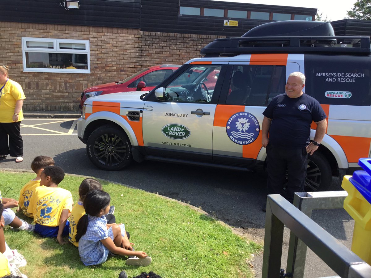 StmThinkers's tweet photo. We met a volunteer from the search and rescue team. He showed us all of the equipment he needs to help find people. #STMAspireandAchieve https://t.co/yBkUrhPhCv