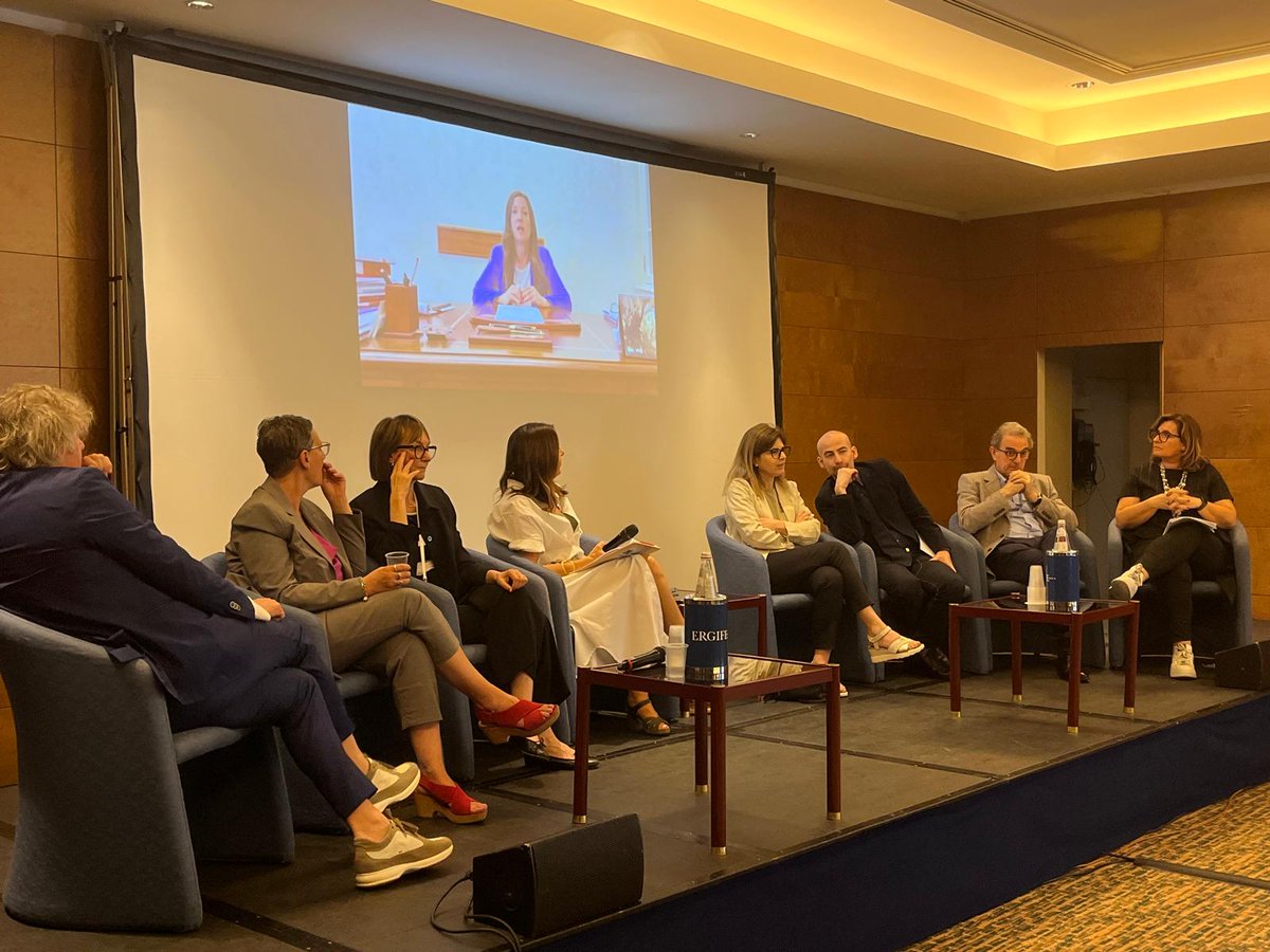 Presenti altri ospiti illustri: Dott.ssa Cristina Rinaldi (<a href="/MinisteroSalute/">Ministero della Salute</a>) Prof. <a href="/bettigiusti/">Betti</a> (UniFi) @teresa_calandra (Presidente TSRM PSTRP) Prof. Alessandro Mauro (UniTo) Sen. <a href="/MurelliElena/">Elena Murelli</a> Sen. Elena Leonardi Marco Sbarbaro (Presidente AISO) <a href="/sciomachen/">paola sciomachen</a> (Presidente ROI)