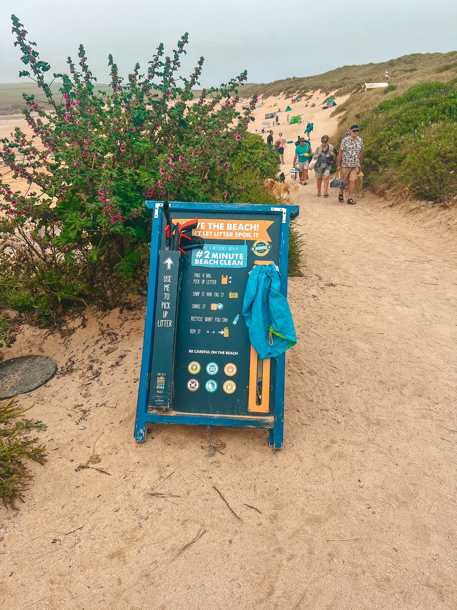 GeographyTGAW's tweet photo. Day 2 in Cornwall 🌊

We headed to the beach, where students measured sand dune succession, and also analysed the difference in sediment and beach use between Harlyn and Constantine Bay. 

Lovely weather and lovely students equals a lovely day!

#NationalFestivalofFieldwork https://t.co/tntUEqgPuq