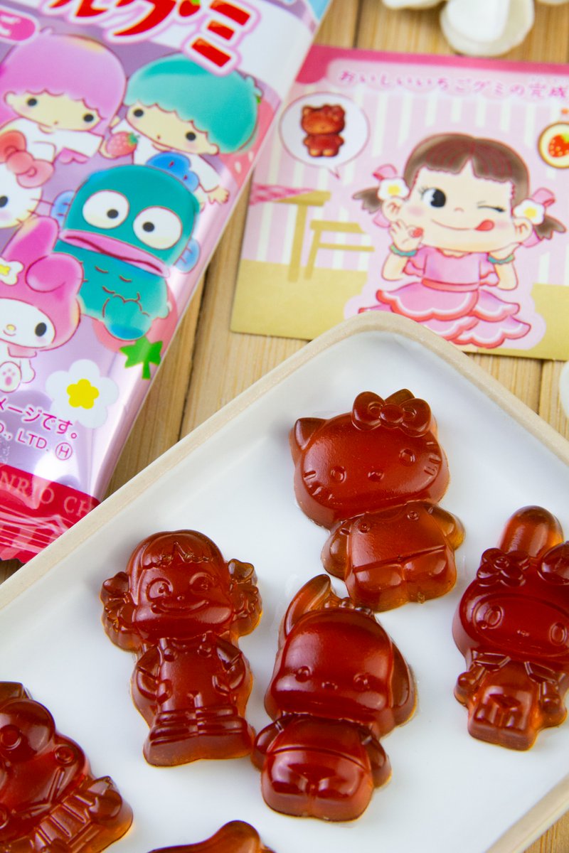 JaponShop's tweet photo. Prueba las deliciosas chuches de sabor fresa con los icónicos personajes de Peko-chan y Hello Kitty Friends Sanrio.🍓✨
Cada paquete incluye una pegatina coleccionable con 10 diseños únicos! 🎉
#Chuches #SaborFresa #PekoChan #HelloKittyFriends #Sanrio #DulcesJaponeses #Kawaii https://t.co/Z6Qd0b8eu1