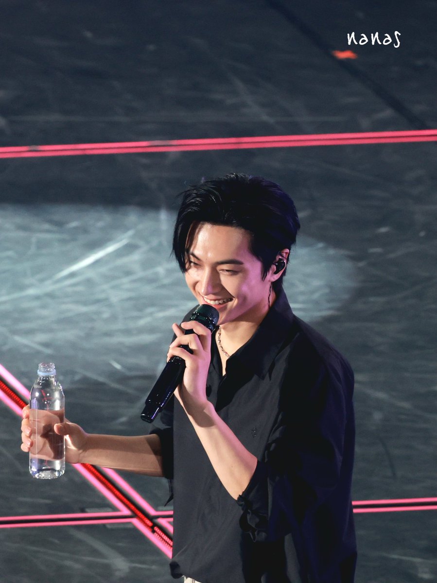 kusayangenhypen's tweet photo. 240626 #FATEPLUS_IN_HIROSHIMA

Look at his mischievous smile before he throw the water 🤣

 #제이 #ENHYPEN #엔하이픈 #Jay #ジェイ https://t.co/RCqZ0qIer6