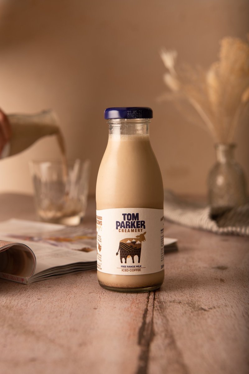 We're just taking 5 with an Iced Coffee and magazine before picking the kids up! 🤫