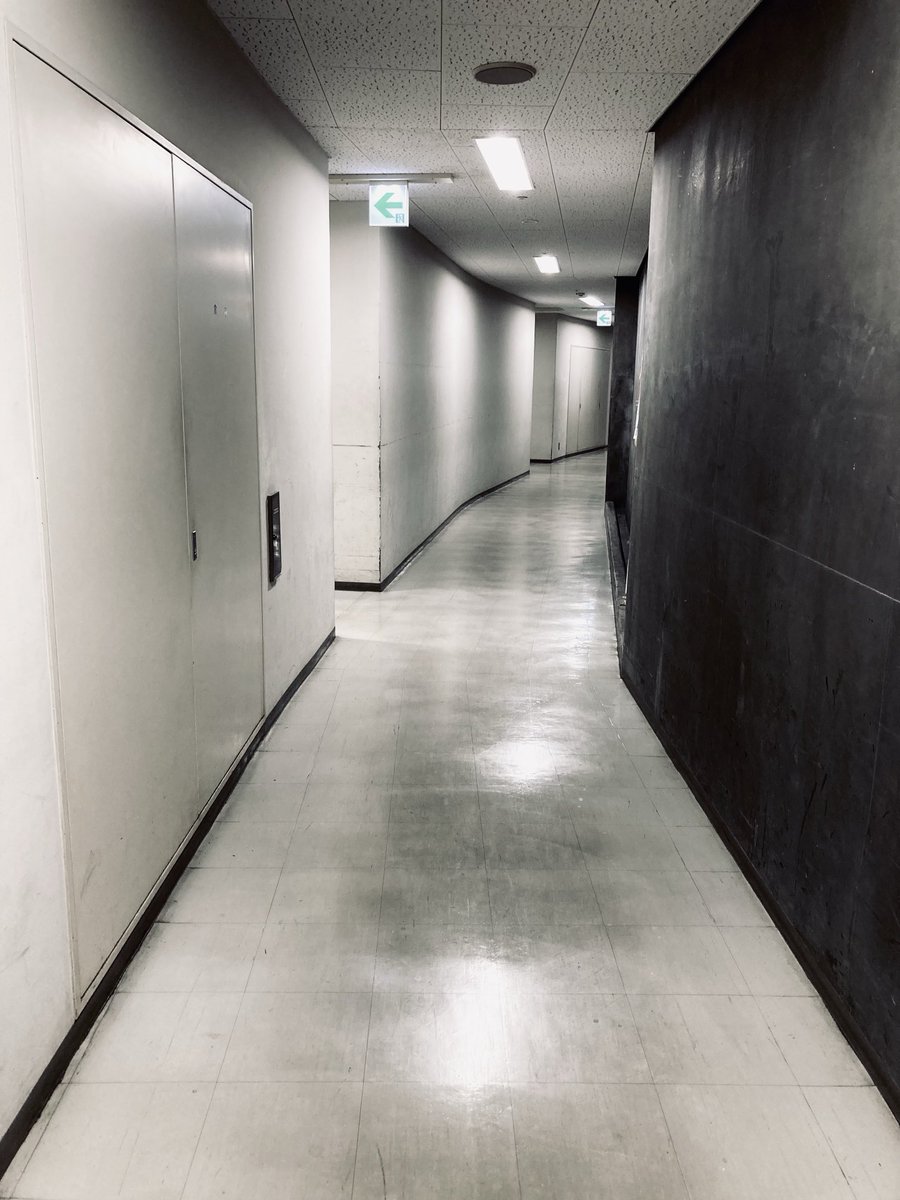 drops_bkr's tweet photo. バックルームっぽく撮れた職場の地下 https://t.co/x4eLb5ONQk