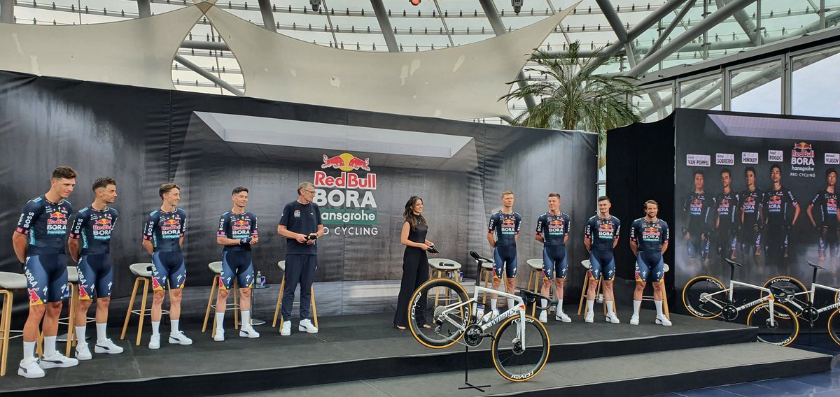 felixmattis's tweet image. Weißes Rad, dunkelblaues Trikot. So sieht Red Bull - Bora - hansgrohe dann also aus.