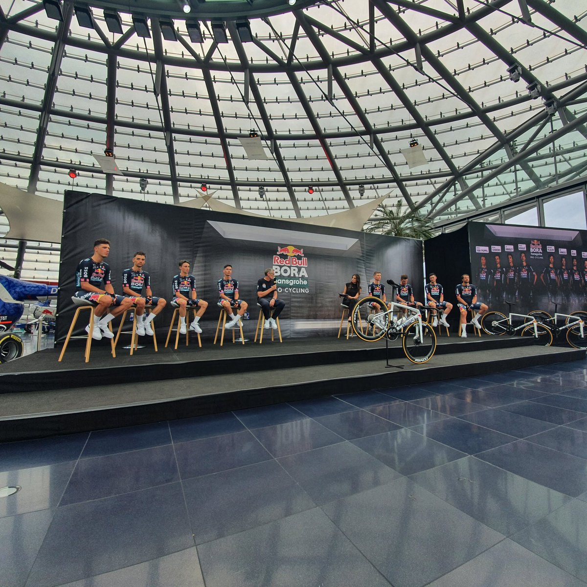 felixmattis's tweet image. Weißes Rad, dunkelblaues Trikot. So sieht Red Bull - Bora - hansgrohe dann also aus.