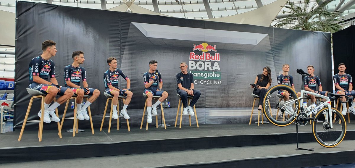 felixmattis's tweet image. Weißes Rad, dunkelblaues Trikot. So sieht Red Bull - Bora - hansgrohe dann also aus.