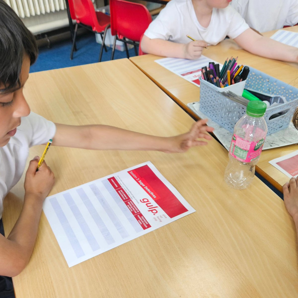 ASFCcommunity's tweet photo. 😄👅👄💧🚰💦Year 3 at Great Harwood Primary School taking part in @gulpNOW project! Learning about the sugar content of drinks and which to avoid to help protect our teeth! @LancashireCC @healthystadia #GULPNow #GULP #ASFC https://t.co/hhqBZLnXHX