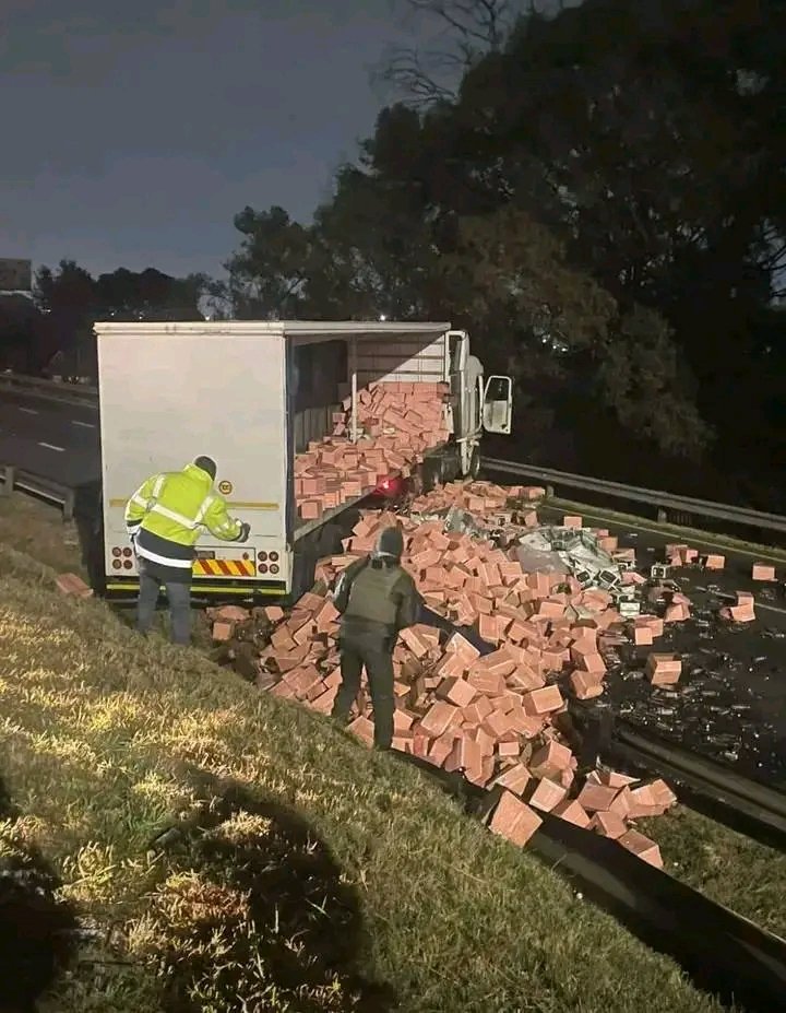 MDNnewss's tweet photo. A truck transporting alcohol beverage of (Ice Tropez) lost its loads on the off-ramp of the R21, North of Voortrekker, Kempton Park on Wednesday morning. https://t.co/Aoyhz9zmwP