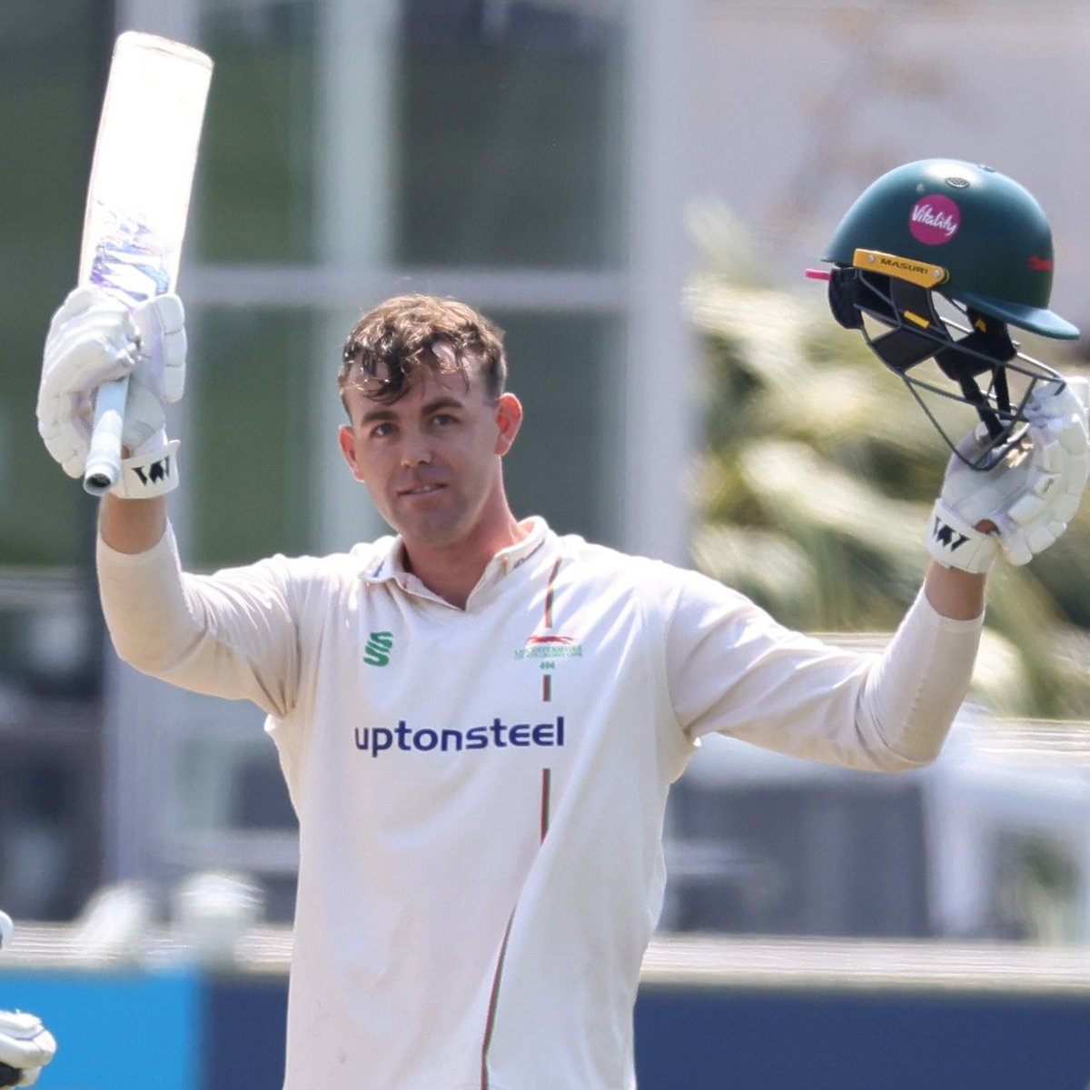 mrgeoffpeters's tweet photo. Louis Kimber, wow, just wow 🙌
243 off 127 balls 🤯
21 x 6's 🚀 20 x 4's
43 off an over from Ollie Robinson 🏆

Leicestershire narrowly beaten at Sussex but that was the most extraordinary, explosive, crazy, brutal thing to watch 🏏 #leicsccc https://t.co/1fLfDg6SyY