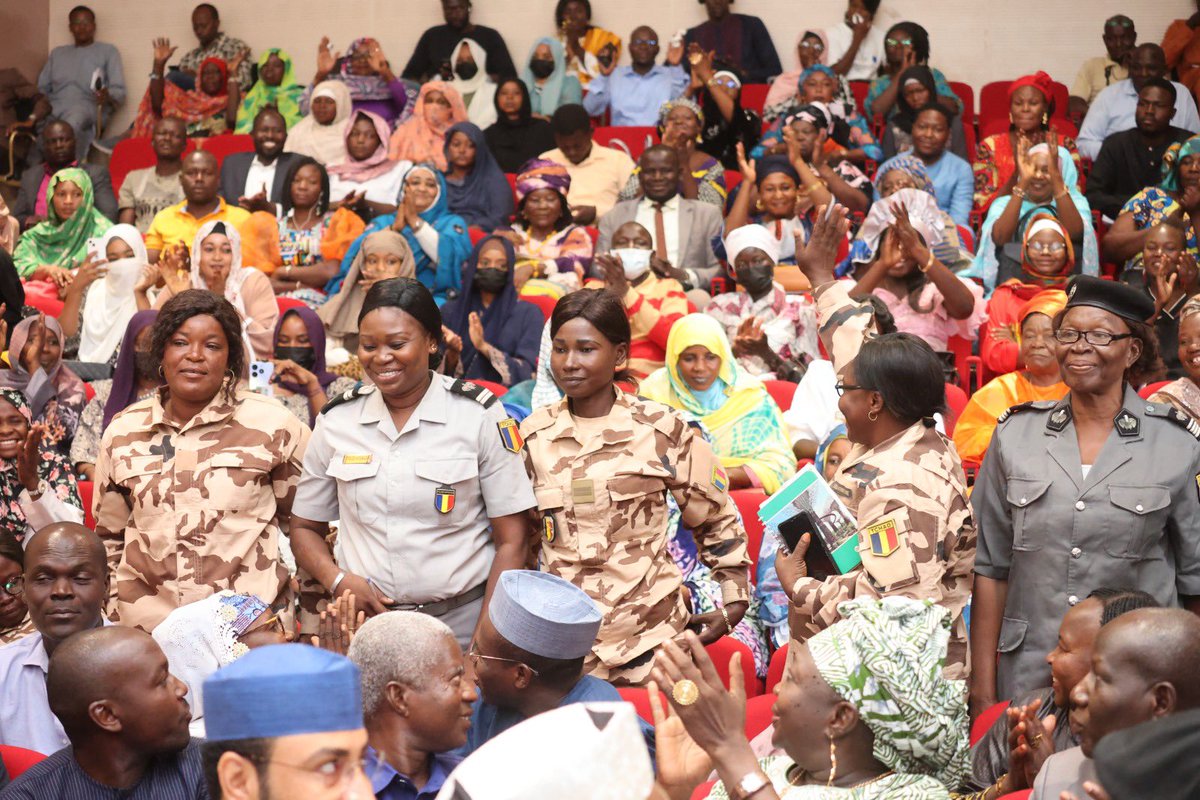 longoh_p's tweet photo. Nous avons présidé ce matin, la cérémonie de lancement du projet « Renforcement des capacités des organisations féminines et de construction d'un mouvement fort de femmes pour la paix dans la région du Sahel » à l’initiative des partenaires au développement ( ONUFemme, Oxfam, Royaume Uni) en faveur des organisations des femmes œuvrant dans la mise en œuvre de l’agenda Femme-Paix-Securité.

En rappelant l’importance qu’accorde le gouvernement du Tchad à l’implication des femmes dans les questions de paix et sécurité, à travers l’adoption du PAN 1325, nous avons réitérer notre engagement à œuvrer inlassablement pour la mise en œuvre effective de cet agenda dans un narratif purement africain, adapté à notre contexte national et local afin d’en atteindre les objectifs escomptés et conformément au programme politique du Chef de l’Etat Mahamat Idriss Deby Itno en faveur des femmes.

Nous encourageons les organisations bénéficiaires à  travailler efficacement pour mériter la confiance des partenaires et des populations mais surtout à conforter leur place de choix dans la communauté et nous remercions les partenaires pour le choix du Tchad.

#ActionGouvernementale
#FemmesPaixSecurité
#APL