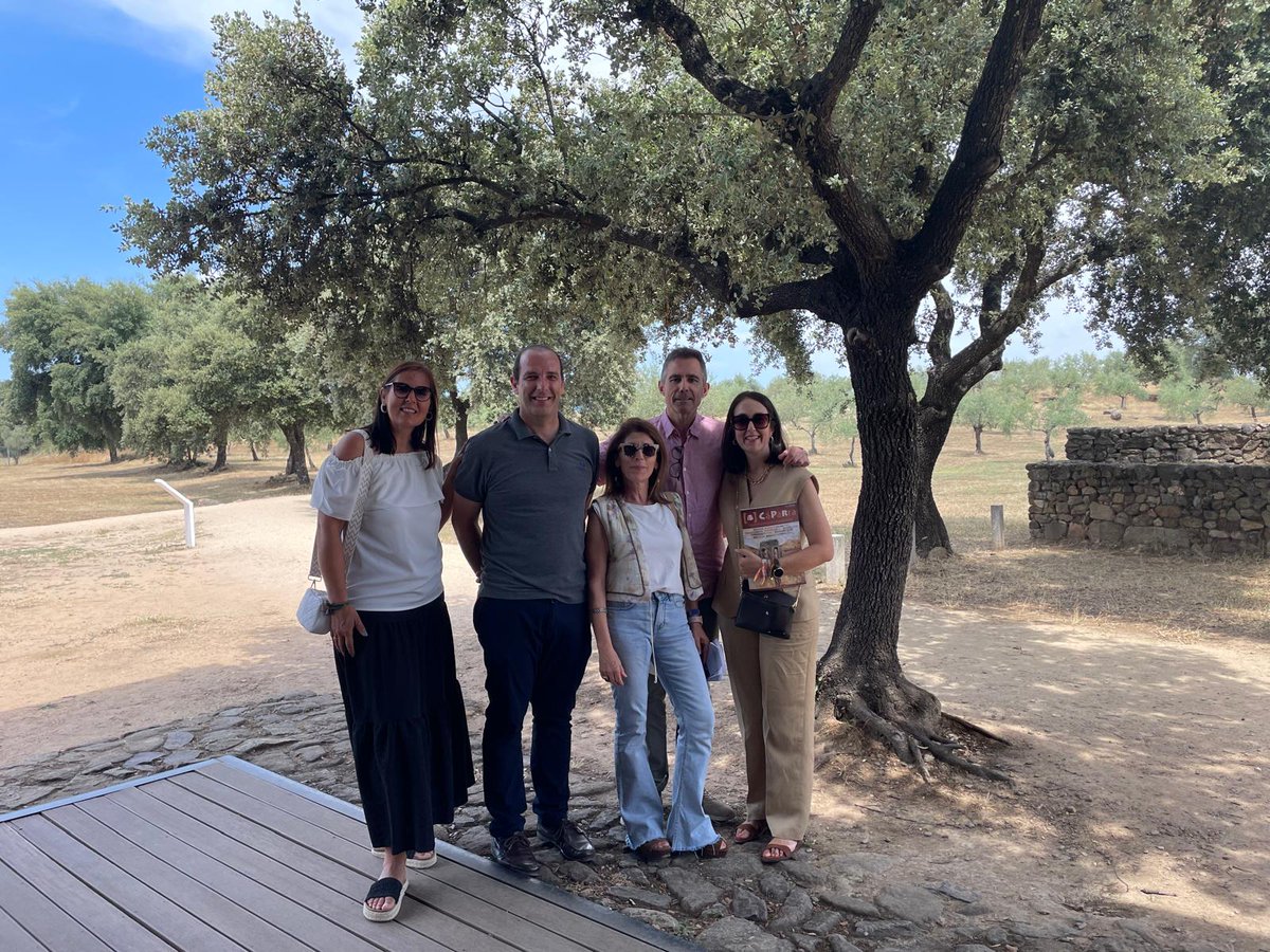 Agradecer a <a href="/yolandapmp/">Yolanda Prieto</a>, <a href="/DavidPeaRodrgu2/">David Peña Rodríguez</a>  e Isabel Hernández del <a href="/cprplasencia/">CPR de Plasencia</a> su trabajo, dedicación y esfuerzo en sus asesorías. Gracias por toda la ayuda prestada en estos años. Os deseamos todo lo mejor en la vuelta a las aulas... Vuestro alumnado es afortunado!