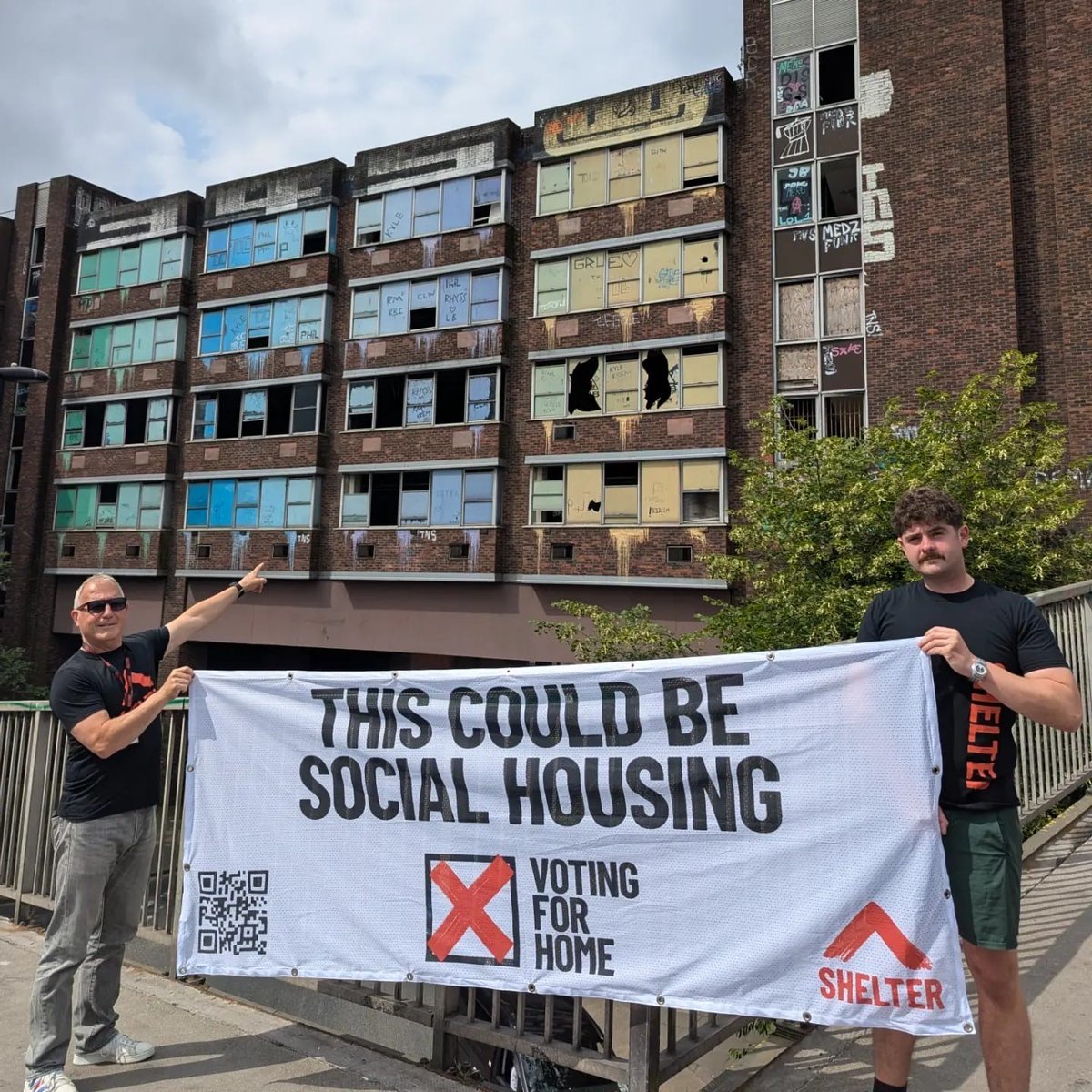 ShelterNE's tweet photo. We're taking our #VotingForHome banner on tour! Yesterday we were in Newcastle where 1 in 42 homes are sitting empty. As we head to the polls, let's make home a priority and ask the next government to prioritise solving the #HousingEmergency.
@FrancesLasok @ChiOnwurah @jwp73 https://t.co/zDjIetCV3W