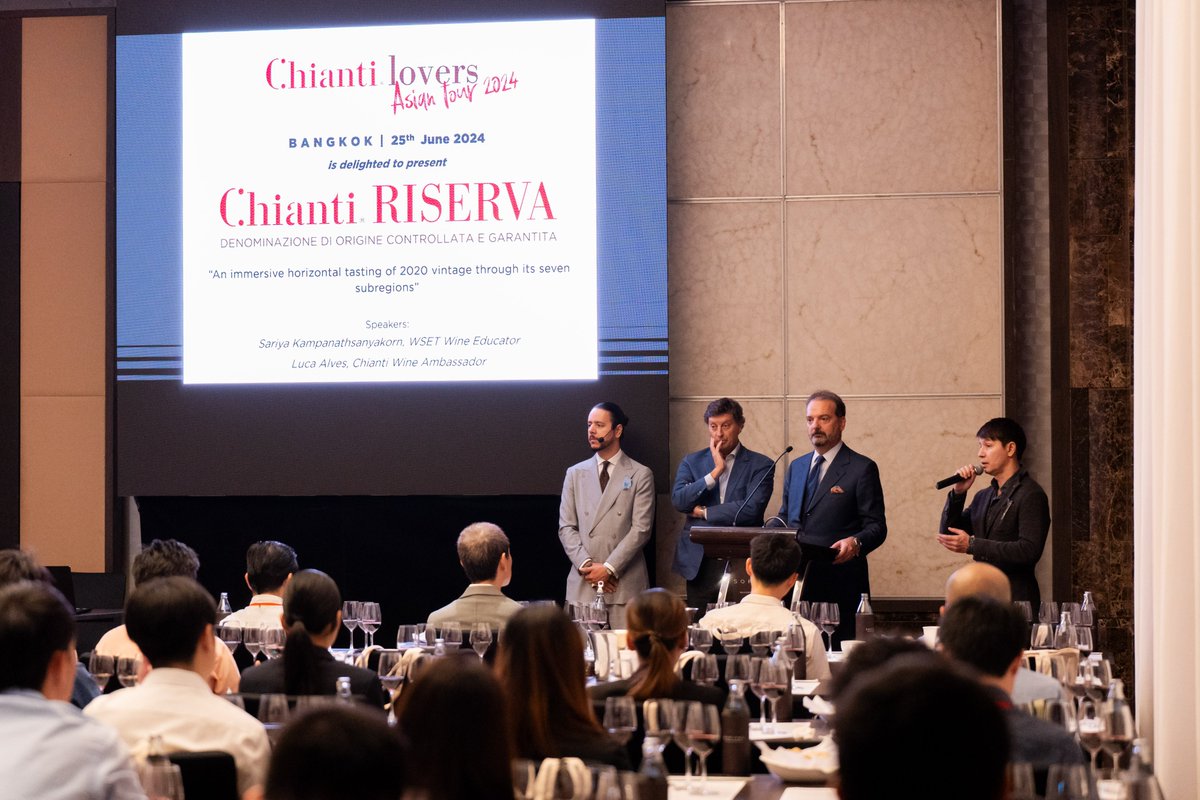 CHIANTI (@chiantidocg) on Twitter photo ๐๐ก๐ข๐๐ง๐ญ๐ข ๐๐จ๐ฏ๐๐ซ๐ฌ ๐๐ฌ๐ข๐๐ง ๐๐จ๐ฎ๐ซ ๐๐๐๐
Come sempre l'#Asia ci ha accolto con tutto il suo calore. Grazie a tutti coloro che sono intervenuti alla Masterclass di Bangkok in #Thailandia, prima tappa del #๐๐ก๐ข๐๐ง๐ญ๐ข ๐๐จ๐ฏ๐๐ซ๐ฌ ๐๐ฌ๐ข๐๐ง ๐๐จ๐ฎ๐ซ ๐๐๐๐. ๐๐ก๐ข๐๐ง๐ญ๐ข ๐๐จ๐ฏ๐๐ซ๐ฌ ๐๐ฌ๐ข๐๐ง ๐๐จ๐ฎ๐ซ ๐๐๐๐
Come sempre l'#Asia ci ha accolto con tutto il suo calore. Grazie a tutti coloro che sono intervenuti alla Masterclass di Bangkok in #Thailandia, prima tappa del #๐๐ก๐ข๐๐ง๐ญ๐ข ๐๐จ๐ฏ๐๐ซ๐ฌ ๐๐ฌ๐ข๐๐ง ๐๐จ๐ฎ๐ซ ๐๐๐๐.
