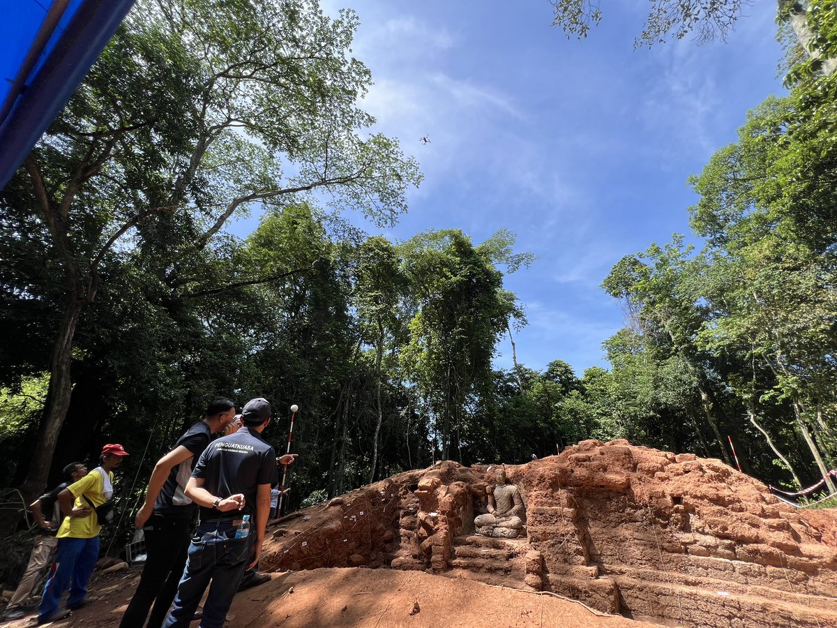 AmadXIV's tweet image. Since dah tak embargo, aku pun nak share gambar tapak ni masa pasukan USM keluarkan patung ni dari tapak 17-21 Mei 2024.