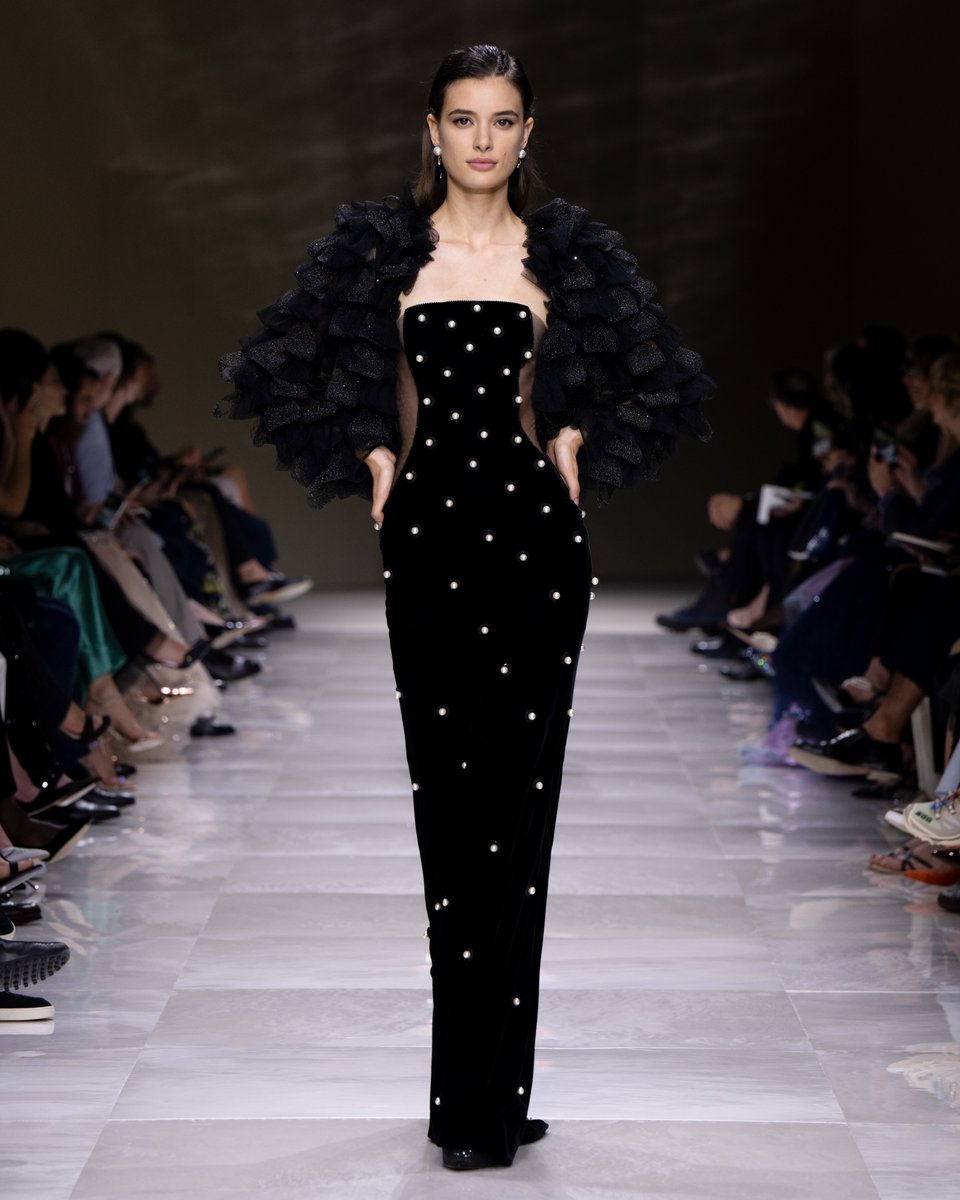 armani's tweet photo. The #GiorgioAramniPrivé Fall Winter 2024-25 Collection is built around pearls, sensing a need for serenity and a calm and intimate quality. ⁣
The quality of the garments is highlighted by the constant presence of embroideries that decorate and play with light, or by the pearls themselves, which are trapped on the surfaces and multiplied like dew drops on light fabrics. The Fall/Winter 2024-25 collection is profoundly Armanian, characterized by its subdued yet shimmering opulence. This is expressed through an amalgam of white, platinum, gold, and black, and by a range of precious materials such as translucent silk jacquard, deep velvet, and impalpable tulle.⁣