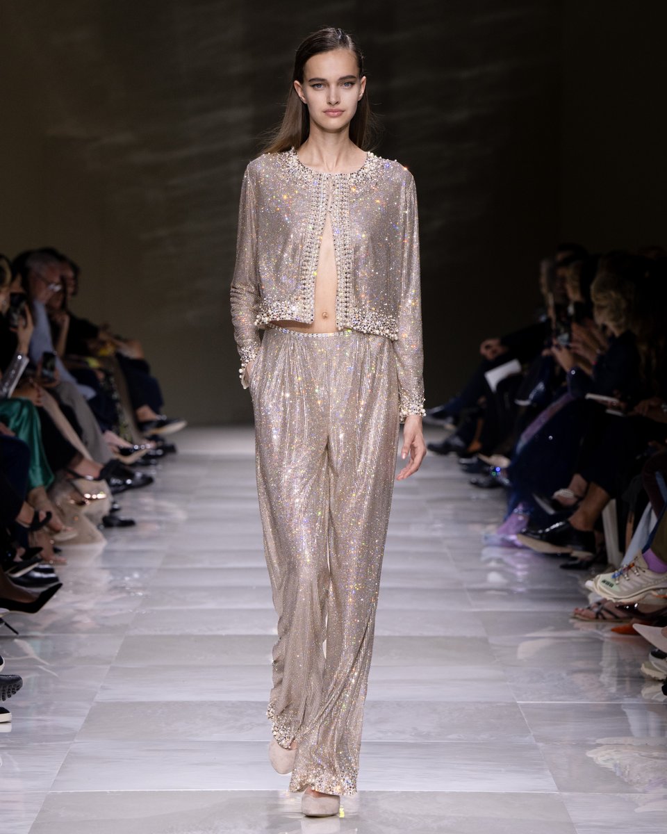 armani's tweet photo. The #GiorgioAramniPrivé Fall Winter 2024-25 Collection is built around pearls, sensing a need for serenity and a calm and intimate quality. ⁣
The quality of the garments is highlighted by the constant presence of embroideries that decorate and play with light, or by the pearls themselves, which are trapped on the surfaces and multiplied like dew drops on light fabrics. The Fall/Winter 2024-25 collection is profoundly Armanian, characterized by its subdued yet shimmering opulence. This is expressed through an amalgam of white, platinum, gold, and black, and by a range of precious materials such as translucent silk jacquard, deep velvet, and impalpable tulle.⁣