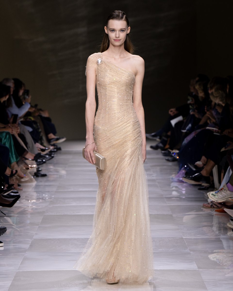 armani's tweet photo. The #GiorgioAramniPrivé Fall Winter 2024-25 Collection is built around pearls, sensing a need for serenity and a calm and intimate quality. ⁣
The quality of the garments is highlighted by the constant presence of embroideries that decorate and play with light, or by the pearls themselves, which are trapped on the surfaces and multiplied like dew drops on light fabrics. The Fall/Winter 2024-25 collection is profoundly Armanian, characterized by its subdued yet shimmering opulence. This is expressed through an amalgam of white, platinum, gold, and black, and by a range of precious materials such as translucent silk jacquard, deep velvet, and impalpable tulle.⁣