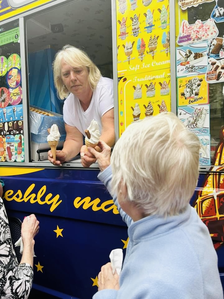 What better way to cool off on these lovely sunny days than with a visit from the ice cream van?! ☀️🍦
#Icecream #Sunnydays #lifeatwellburn #eightonlodge #residentactivities
