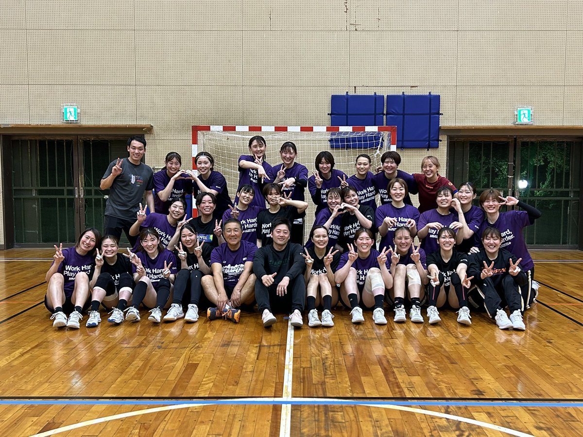 mievioletiris's tweet photo. 🔥公開紅白戦🔥
・
平日の夜にも関わらずたくさんの方に
お越しいただきました🥲
本当にありがとうございました🥹💜
引退選手たちのキラキラした姿はいかがでしたか？✨
現役選手たちも鍛錬期を乗り越えて、
更に成長した姿を見せられる様に頑張ります💪
・
#三重バイオレットアイリス
#MVIhandball https://t.co/Pk3IY47oQU