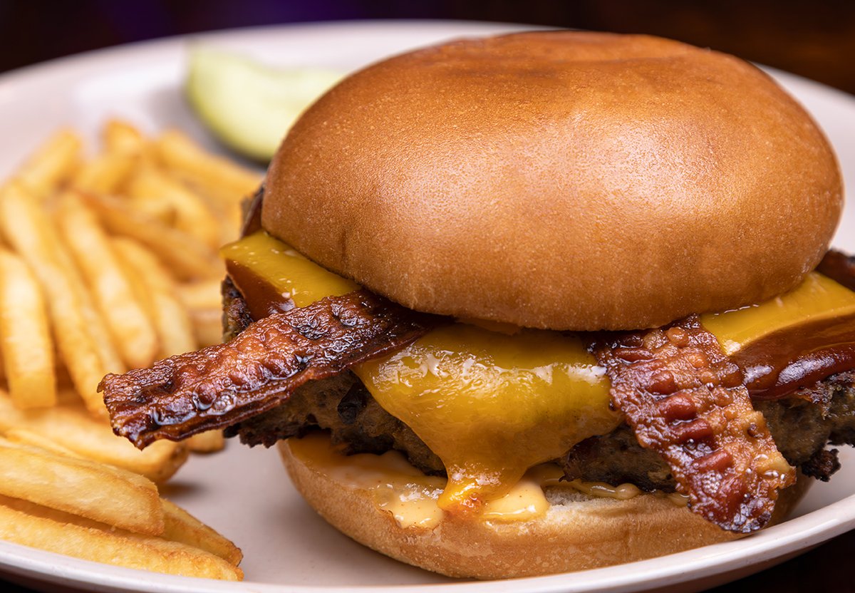 TullysGoodTimes's tweet photo. Summertime is BBQ time🔥Try one of our new Lunch Favorites, the BBQ Bacon Meatloaf Sandwich! 🥓🥪
.
.
.
.
#bbqbaconmeatloafsandwich #newdish #lunchfavorite #summer #bbq #sportsbar #eatlocal #tullys https://t.co/7nGs0Ul1Jm