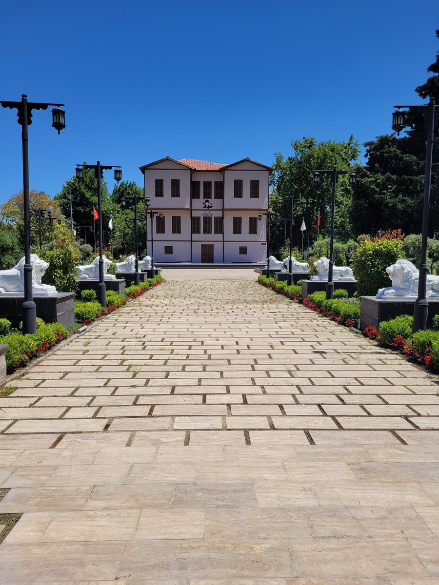 Balıkesirimize bu çok önemli ve değerli Karesi Atatürk Evi projesini gerçekleştiren <a href="/BelediyeKaresi/">Karesi Belediyesi</a> <a href="/balikesirbld/">Balıkesir Büyükşehir Belediyesi</a> tüm yetkililere teşekkür ederiz. Anlatımı yapan güler yüzlü ekip sayesinde çok keyifli bir gezinti yaptık. Birçok okul gezisine de ev sahipliği yapması dileğiyle.
