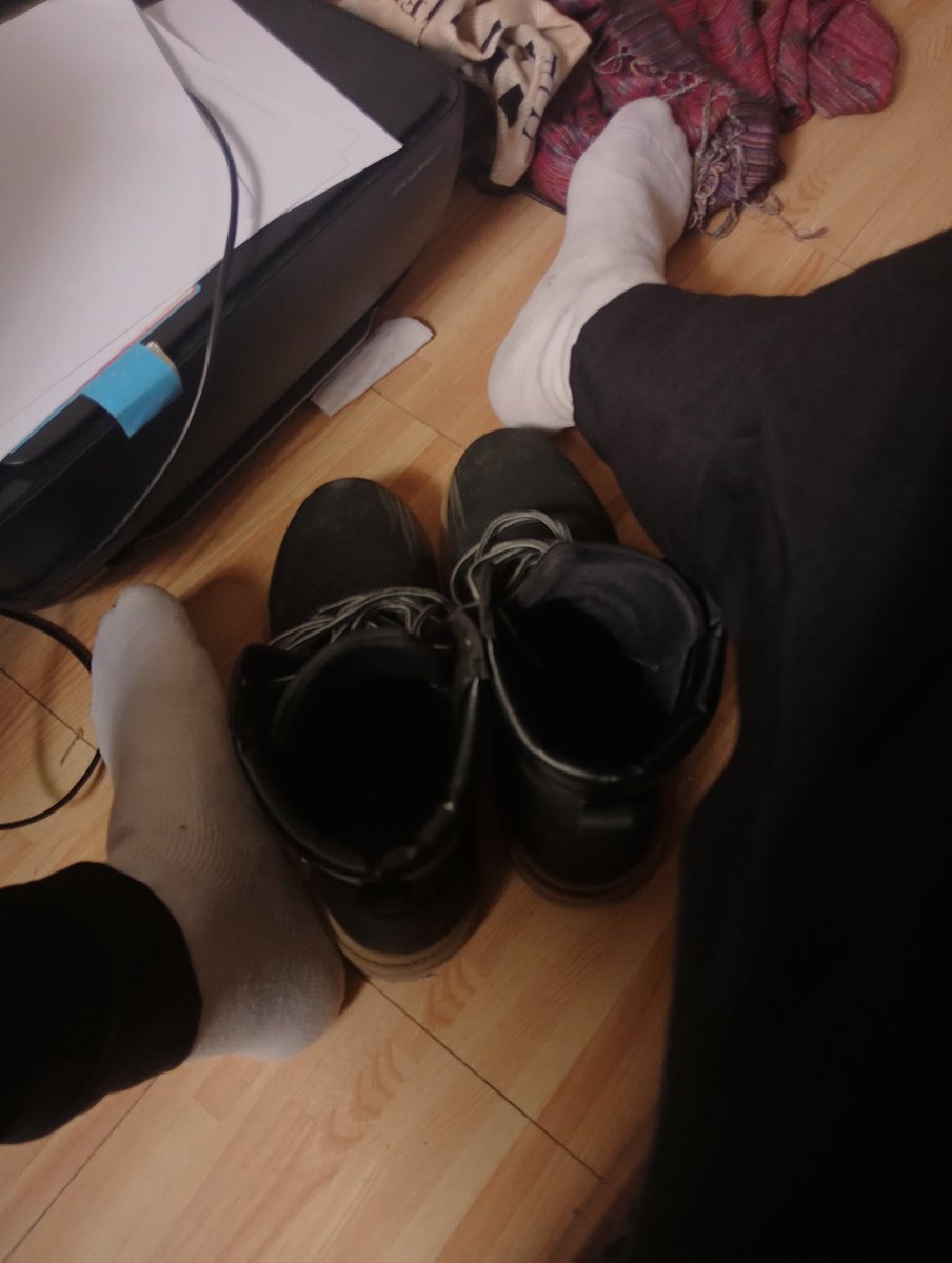 voidescalzo's tweet photo. Pag ganito sapatos matik mainit paa mo. XD
After school pagod https://t.co/UoKvU6FSgN
