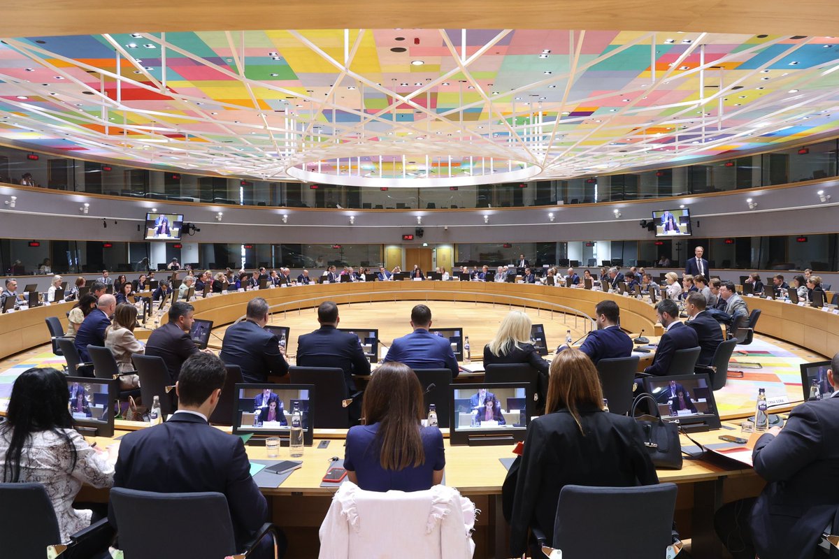 OliverVarhelyi's tweet photo. Congratulations to Montenegro!

You have met the interim benchmarks at the Rule of Law area. We can now start closing chapters. 

#Enlargement process works!

Our commitment to #Montenegro’s strategic goal of EU membership is unwavering. https://t.co/VF5iqp88Zm