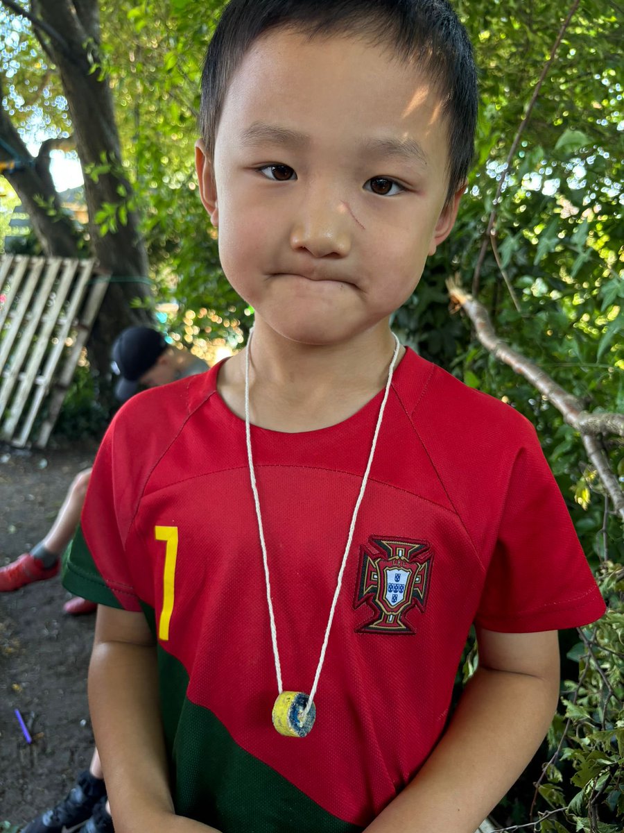 LEOforestschool's tweet image. Year 1 @cheamparkfarm visited  Forest School today!  They had fun pond dipping, discovering newts and froglets. They also crafted forest-themed necklaces with recycled wood beads.🌳🦎🐸 #ForestSchool #NatureLearning #OutdoorEducation