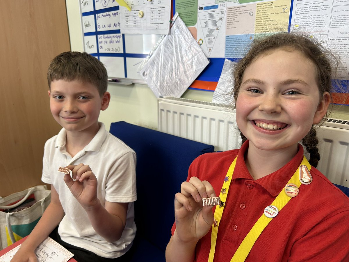 What an afternoon of PRIDE - awarding silver and bronze badges to these proud Year 5s. <a href="/BarberRjs/">BarberRJS</a> <a href="/embarkfed/">Embark Federation</a> 👏